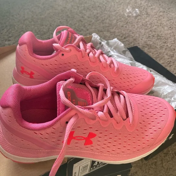 Under armour girls light weight shoes size 4Y