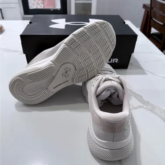 Under Armour White Athletic Shoes Lightweight Mesh Design