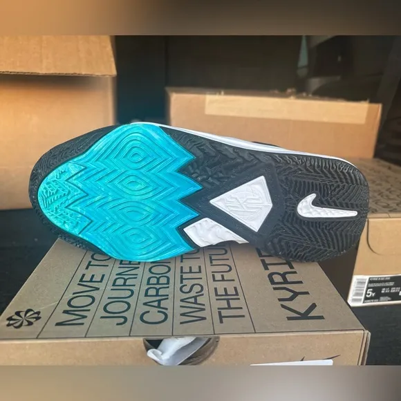 UNRELEASED- Nike Kyrie 8 Go 5.5y or 7w