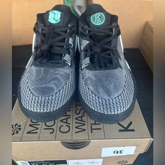 UNRELEASED- Nike Kyrie 8 Go 5.5y or 7w