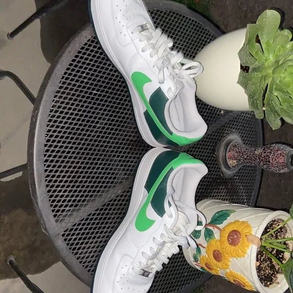USED AIR FORCE 1 NIKE SHOES 👟 GREEN AND WHITE