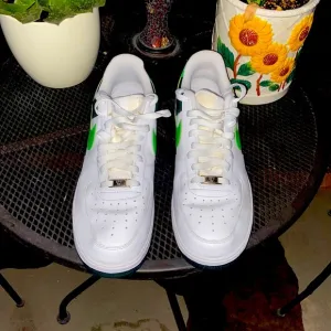 USED AIR FORCE 1 NIKE SHOES 👟 GREEN AND WHITE