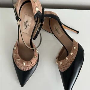 Valentino Garavani Rockstud Ankle Strap Pump Black / Tan Calfskin Leather