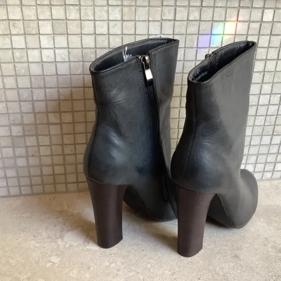 Very Volatile 💚NWOB💚 Deep Smoke Grey high heel Ankle Boots. Size 6
