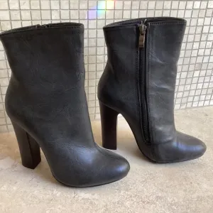 Very Volatile 💚NWOB💚 Deep Smoke Grey high heel Ankle Boots. Size 6