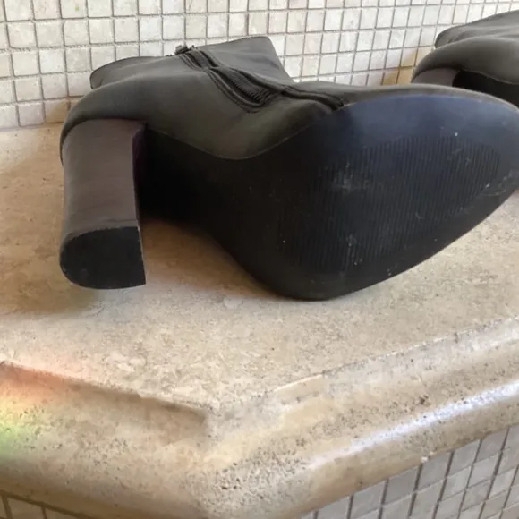 Very Volatile 💚NWOB💚 Deep Smoke Grey high heel Ankle Boots. Size 6