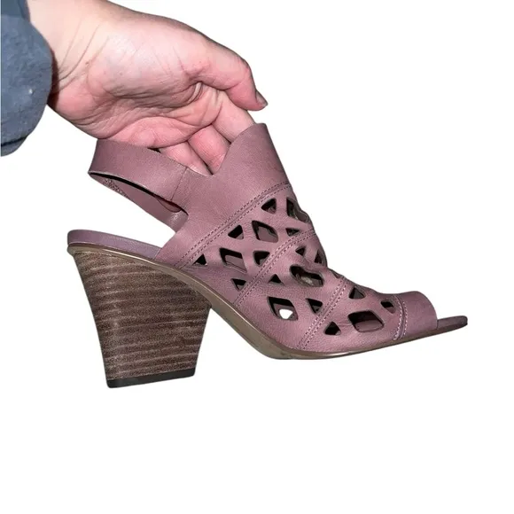✅Vince Camuto Cutout Nubuck Heeled Sandals in Style Deverly Size 9