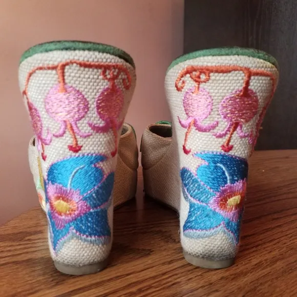Vintage 90's Bongo green Tan Floral Embroidery raffia leather Wedge Sandals 8.5