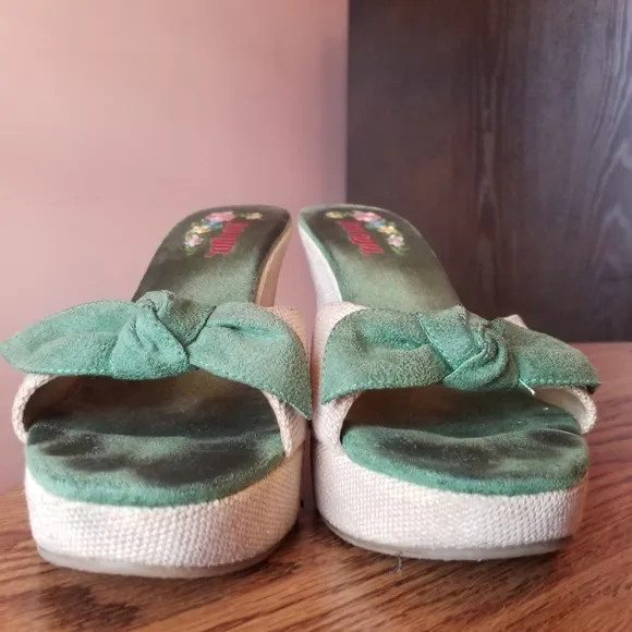 Vintage 90's Bongo green Tan Floral Embroidery raffia leather Wedge Sandals 8.5