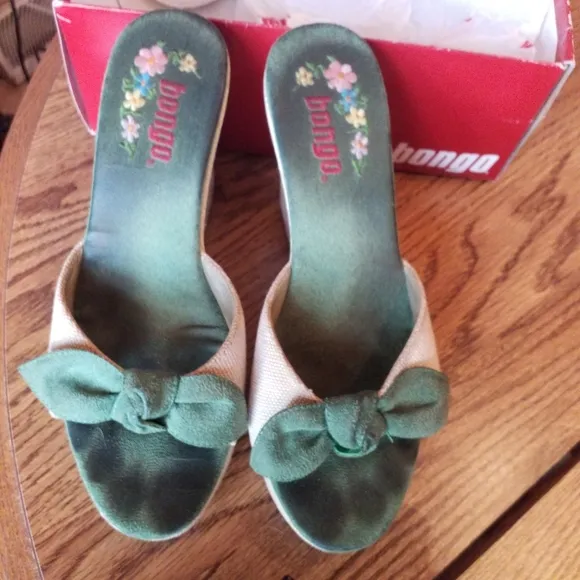 Vintage 90's Bongo green Tan Floral Embroidery raffia leather Wedge Sandals 8.5