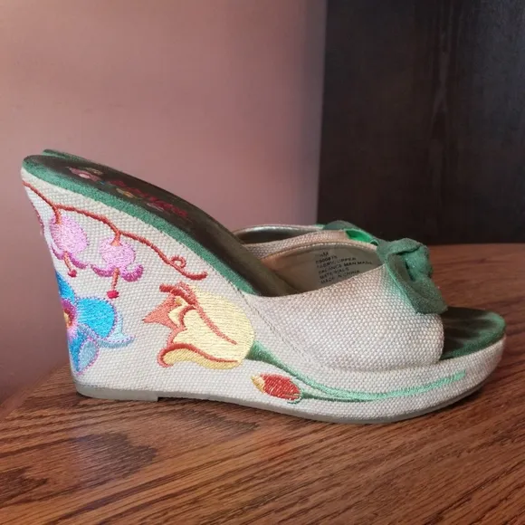 Vintage 90's Bongo green Tan Floral Embroidery raffia leather Wedge Sandals 8.5