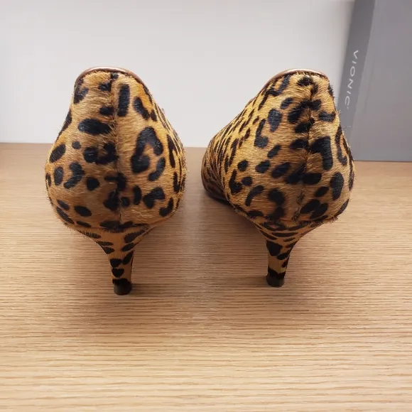 Vionic Josie Leopard Print Leather Shoes size 7