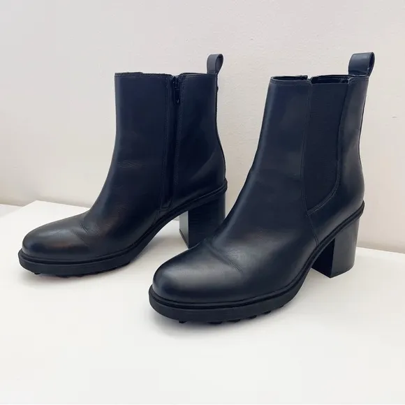 Vionic Truckee Black Leather Ankle Booties weather proof heeled boots size 9 EUC