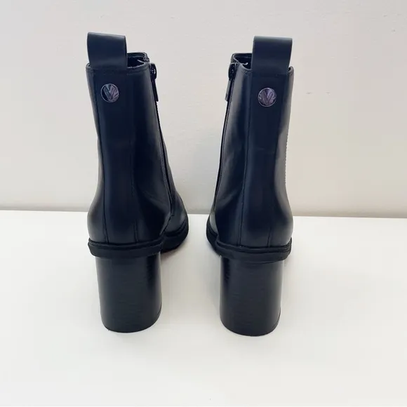 Vionic Truckee Black Leather Ankle Booties weather proof heeled boots size 9 EUC