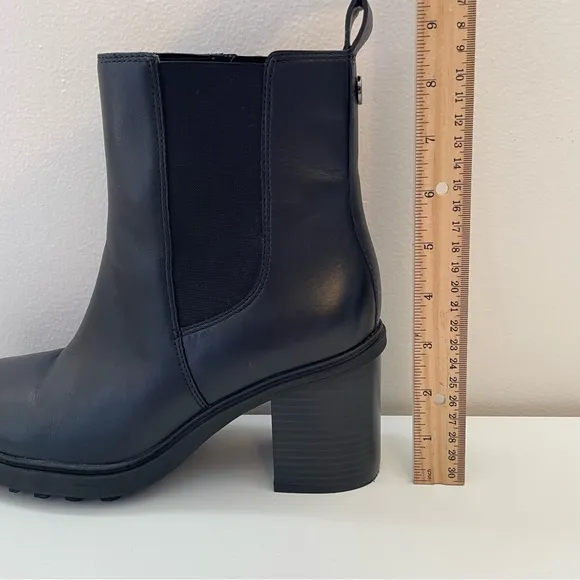 Vionic Truckee Black Leather Ankle Booties weather proof heeled boots size 9 EUC