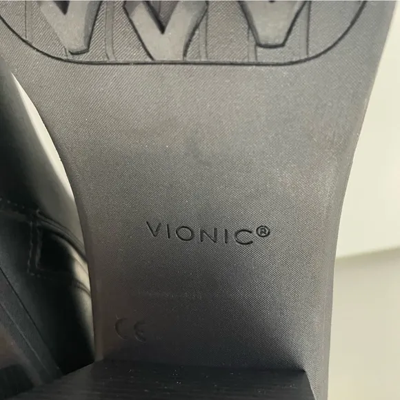 Vionic Truckee Black Leather Ankle Booties weather proof heeled boots size 9 EUC