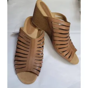 White Mountain Pisces Slip On Tan Leather Sandals 3” Wedge Sz 9 New