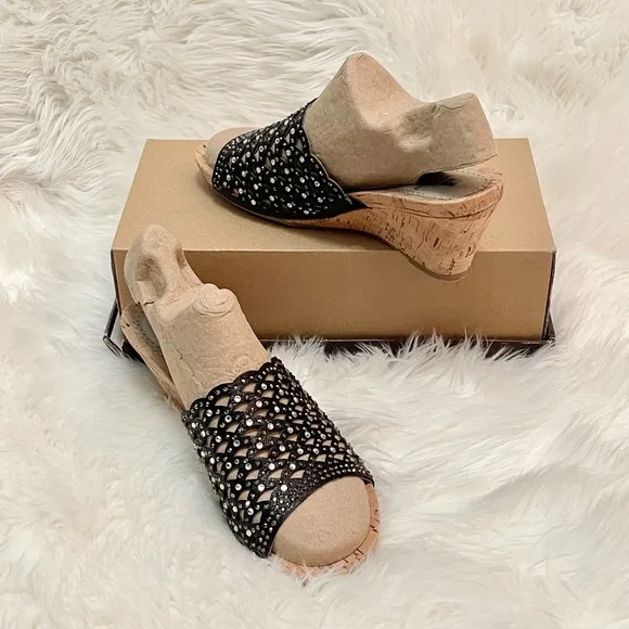 White Mountain Wedge Sandals 🖤