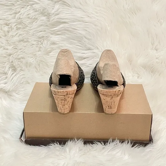 White Mountain Wedge Sandals 🖤