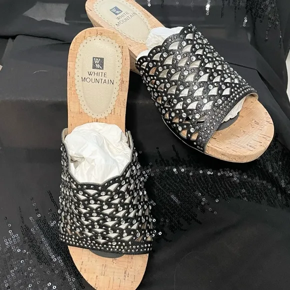 White Mountain Wedge Sandals 🖤