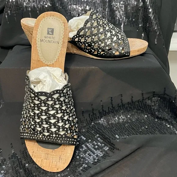 White Mountain Wedge Sandals 🖤