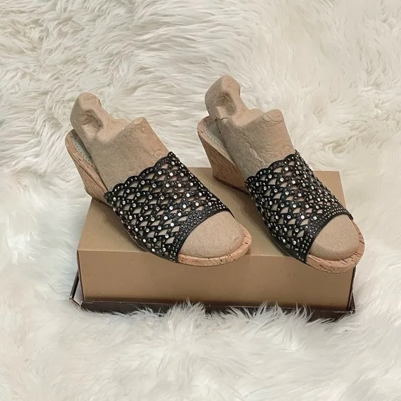 White Mountain Wedge Sandals 🖤