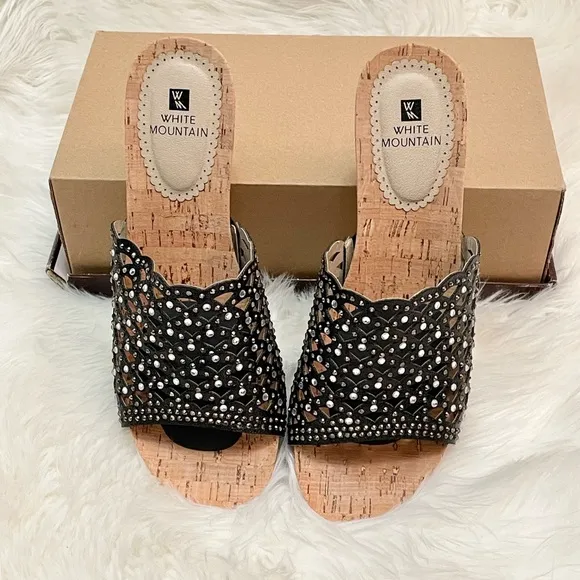 White Mountain Wedge Sandals 🖤