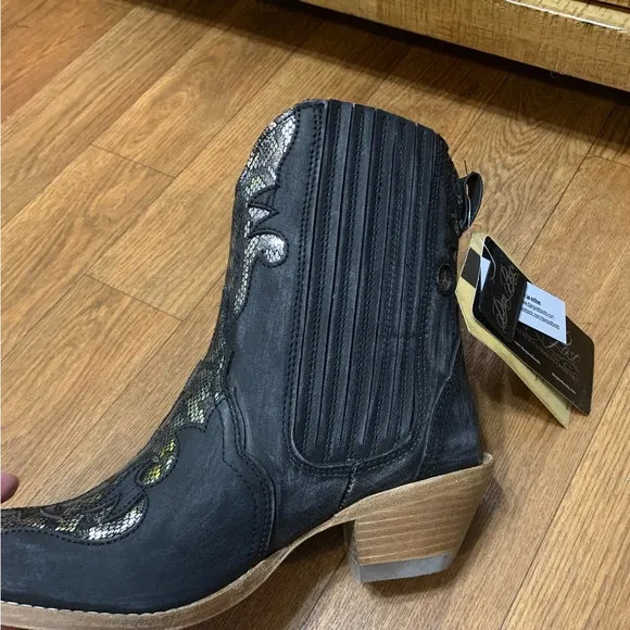 Women’s Dan Post Black and Silver Western Boots size 6 NWT