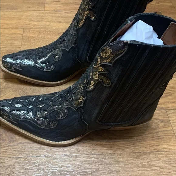 Women’s Dan Post Black and Silver Western Boots size 6 NWT