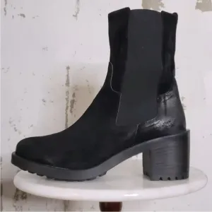 Women’s Emanuele Crasto Black Chelsea Distressed Suede Lug Sole Boots Size 10