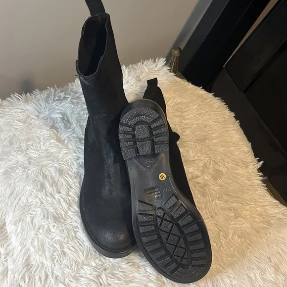 Women’s Emanuele Crasto Black Chelsea Distressed Suede Lug Sole Boots Size 10