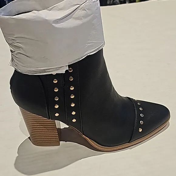 Women's Rivet Ankle Boots  Pointed Toe ,Chunky Stacked Heel, size 6 black