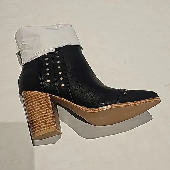 Women's Rivet Ankle Boots  Pointed Toe ,Chunky Stacked Heel, size 6 black