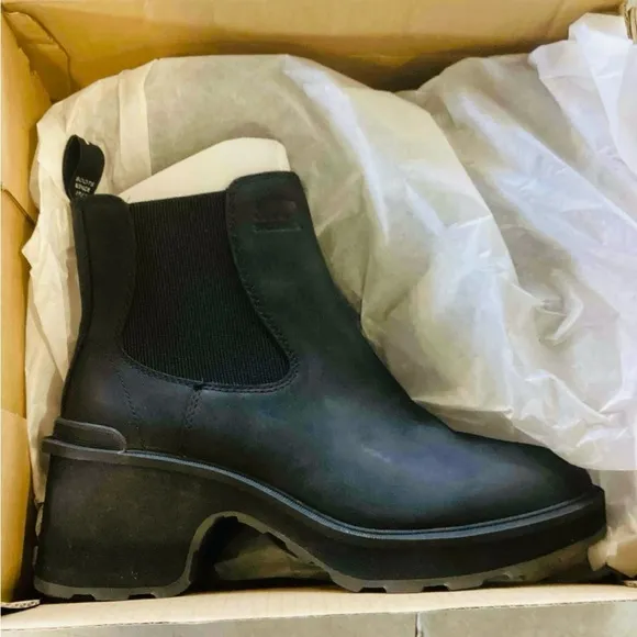 Women’s Sorel High-Line Chelsea Boot in Black/ Sea Salt size 11​​
