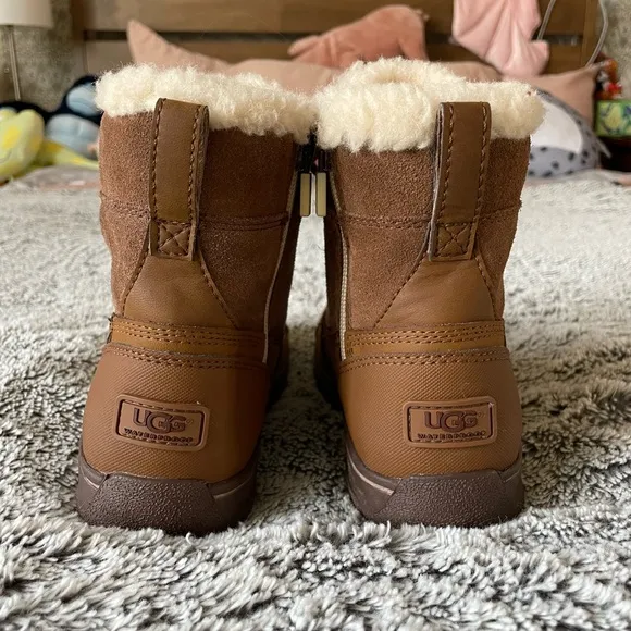 WORN ONCE Girls Chestnut Lace-Up UGG Leggero Fur Snow Boots