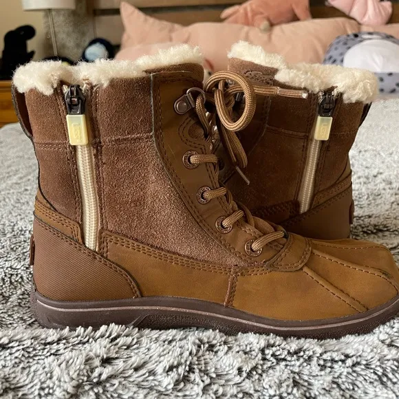 WORN ONCE Girls Chestnut Lace-Up UGG Leggero Fur Snow Boots