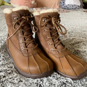 WORN ONCE Girls Chestnut Lace-Up UGG Leggero Fur Snow Boots