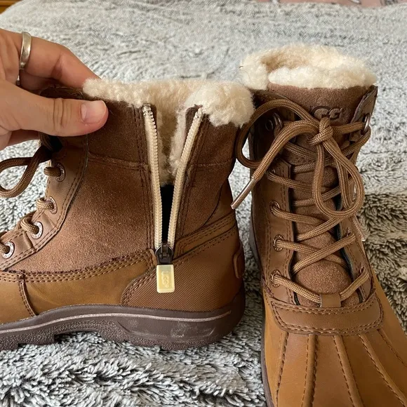 WORN ONCE Girls Chestnut Lace-Up UGG Leggero Fur Snow Boots