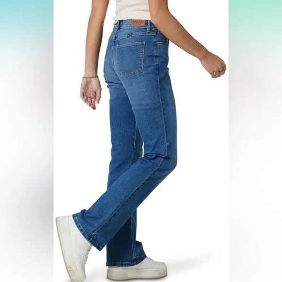 Wrangler High Rise Bold Boot Women's Jeans Size 32x32 Medium Wash NWT