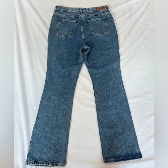 Wrangler High Rise Bold Boot Women's Jeans Size 32x32 Medium Wash NWT