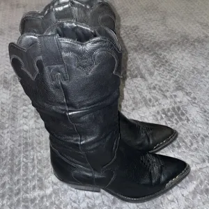 Zodiac Rose Leather Slouch Boots.  Size 8.5.  Vintage. Insulated.